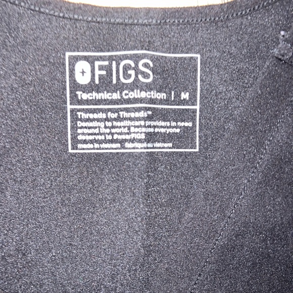 FIGS Black Catarina one pocket top - Picture 3 of 3